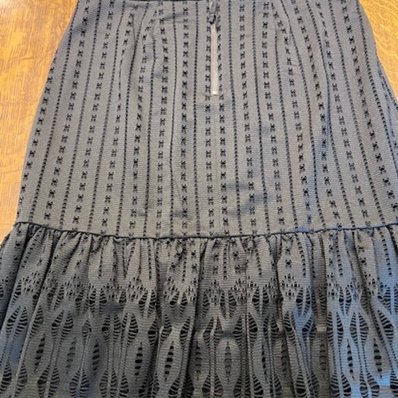 BLACK EYLET SKIRT LARGE - Picture 4 of 4